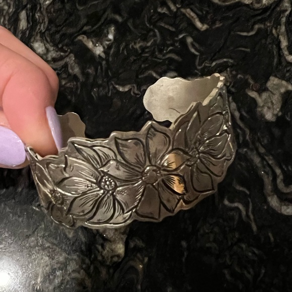 Hand tooled silver sunflower cuff - Picture 1 of 3